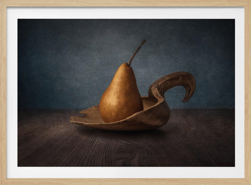 Päärynä lusikalla | Julisteet - Taidevedokset