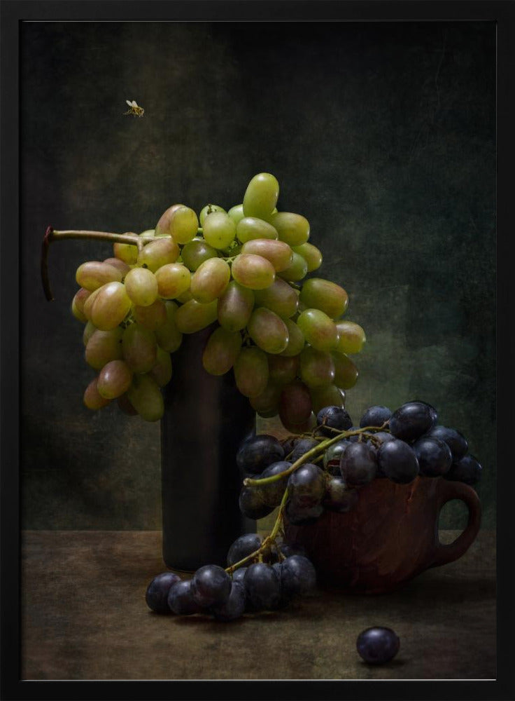 Asetelma viinirypäleillä ja mehiläisellä | Julisteet - Taidevedokset