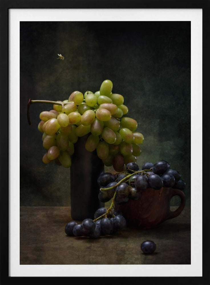 Asetelma viinirypäleillä ja mehiläisellä | Julisteet - Taidevedokset