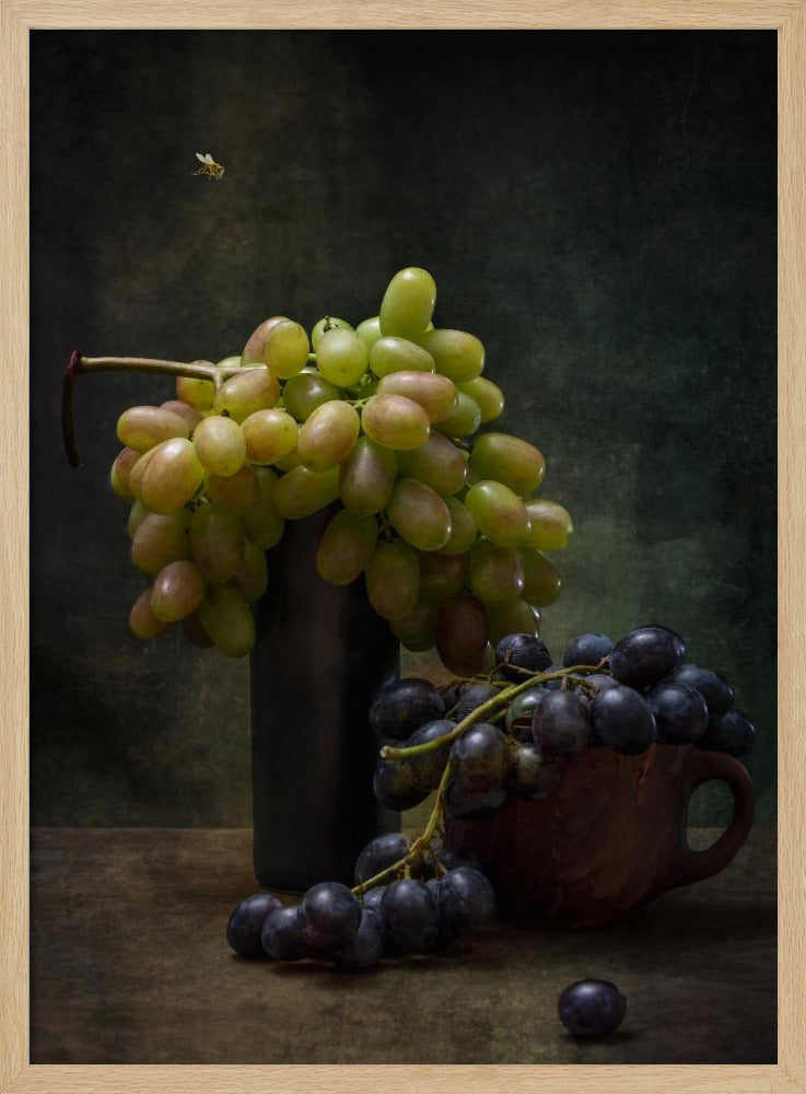 Asetelma viinirypäleillä ja mehiläisellä | Julisteet - Taidevedokset