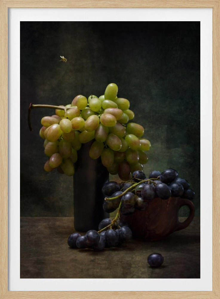 Asetelma viinirypäleillä ja mehiläisellä | Julisteet - Taidevedokset