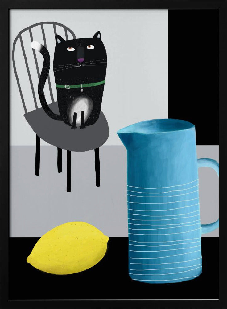 Süße schwarze Katze sitzt auf einem Stuhl mit blauer Vase und Zitrone | Poster