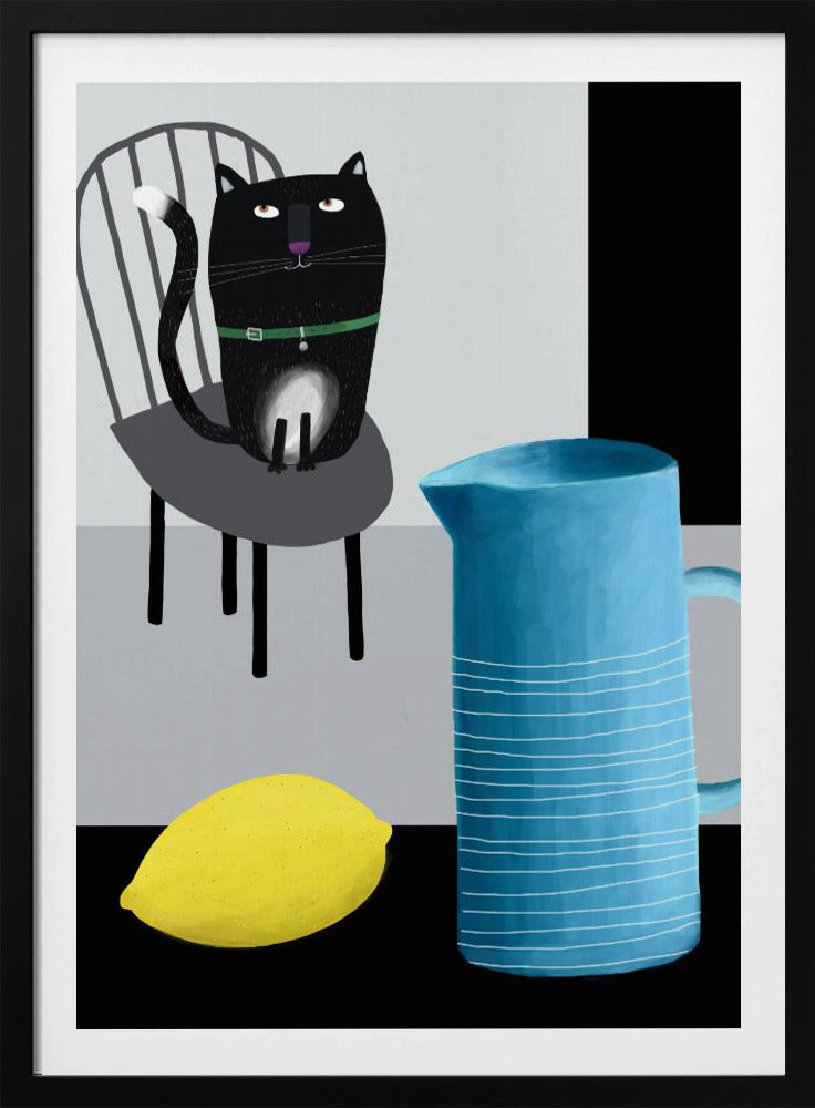 Süße schwarze Katze sitzt auf einem Stuhl mit blauer Vase und Zitrone | Poster