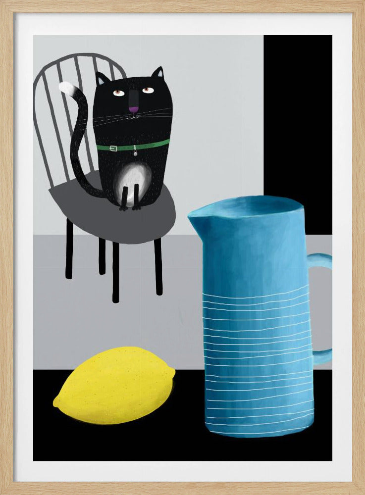 Süße schwarze Katze sitzt auf einem Stuhl mit blauer Vase und Zitrone | Poster