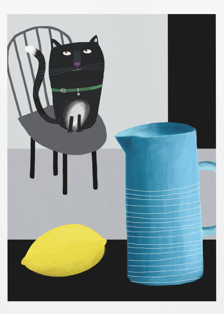 Süße schwarze Katze sitzt auf einem Stuhl mit blauer Vase und Zitrone | Poster