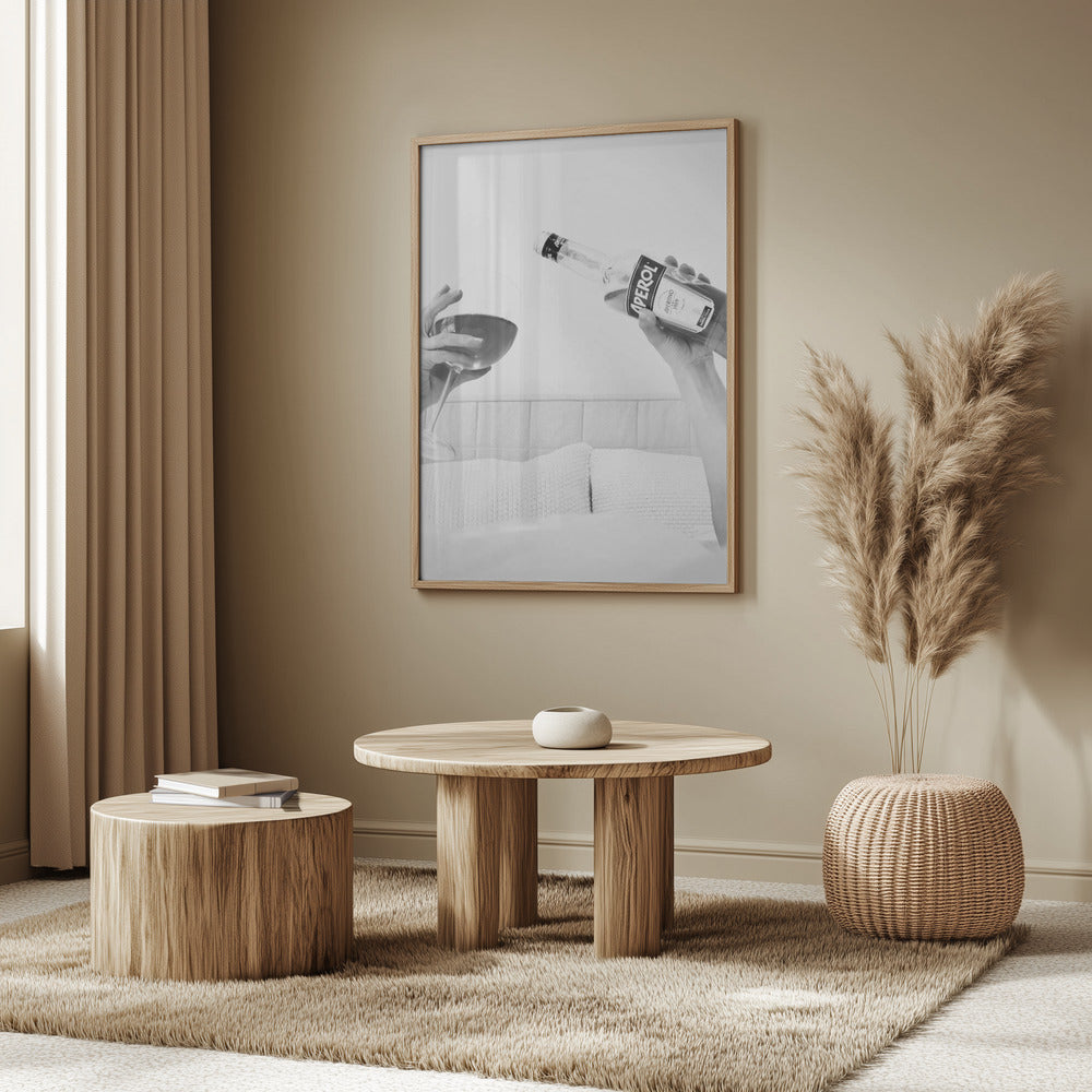 Aperol sängyssä lähellä | Julisteet - Taidevedokset