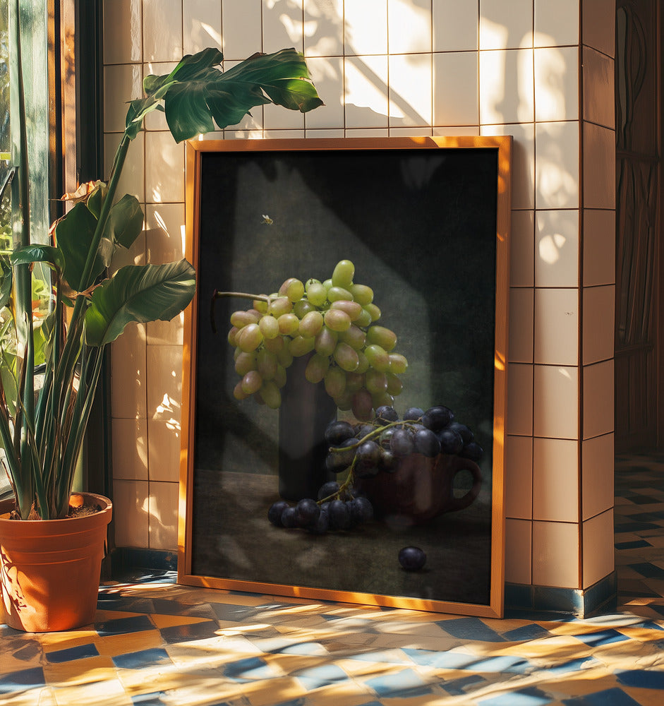 Asetelma viinirypäleillä ja mehiläisellä | Julisteet - Taidevedokset