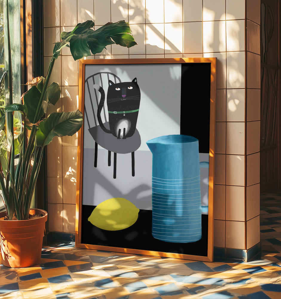 Süße schwarze Katze sitzt auf einem Stuhl mit blauer Vase und Zitrone | Poster