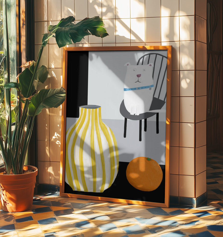 Lustiger weißer Hund mit gelb-weißer Vase mit Riemen von Carla Daly | Poster
