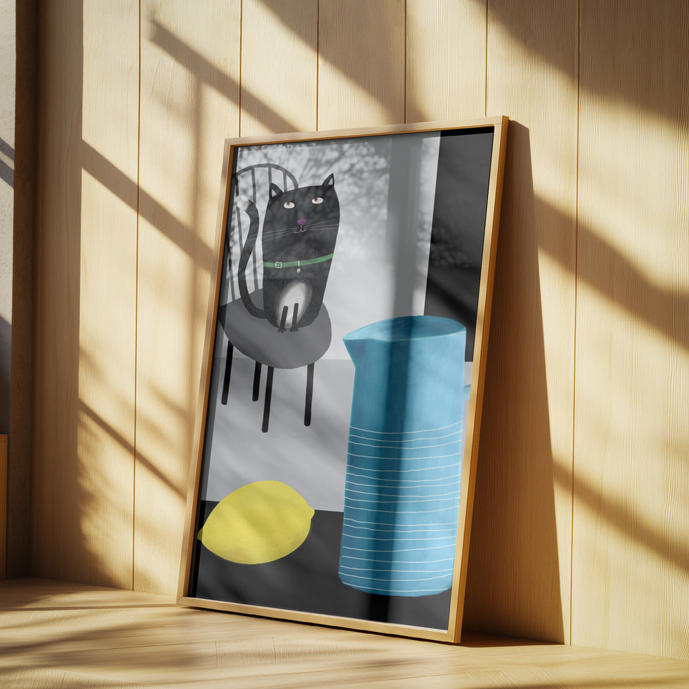 Süße schwarze Katze sitzt auf einem Stuhl mit blauer Vase und Zitrone | Poster