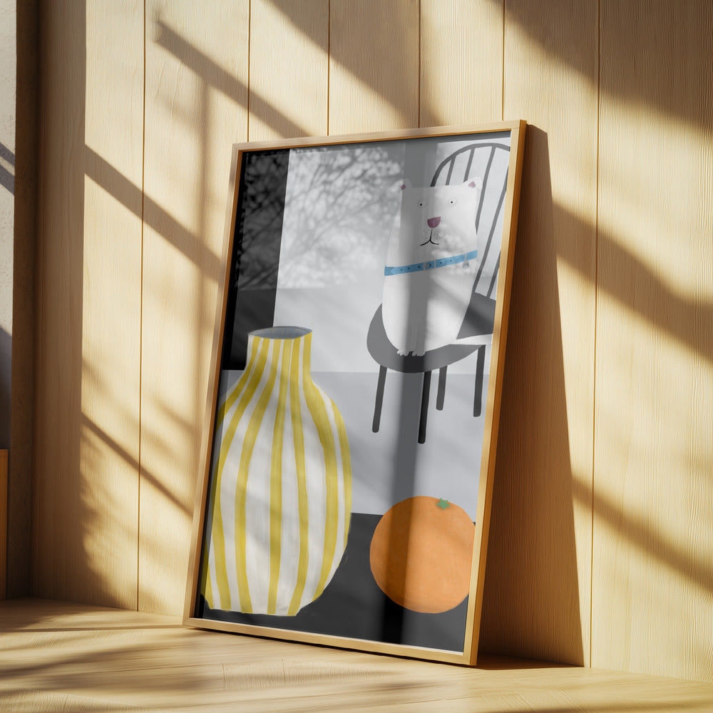 Lustiger weißer Hund mit gelb-weißer Vase mit Riemen von Carla Daly | Poster