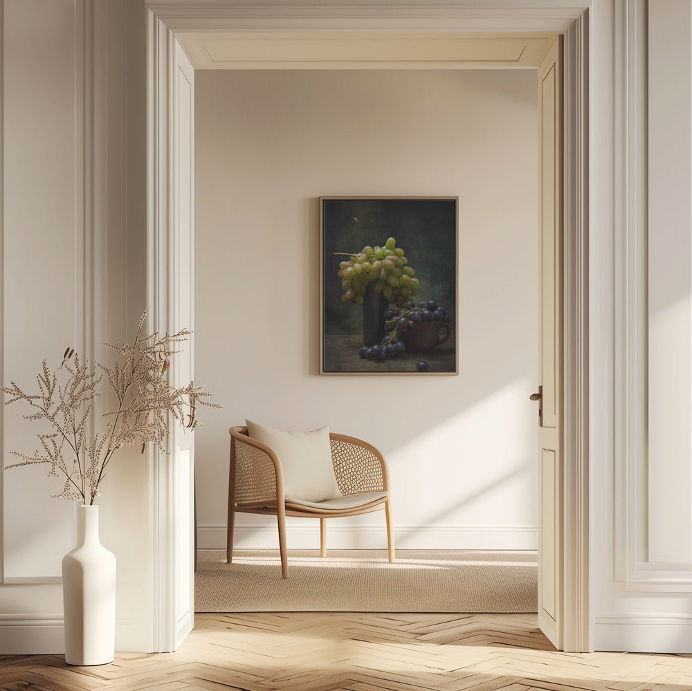 Asetelma viinirypäleillä ja mehiläisellä | Julisteet - Taidevedokset