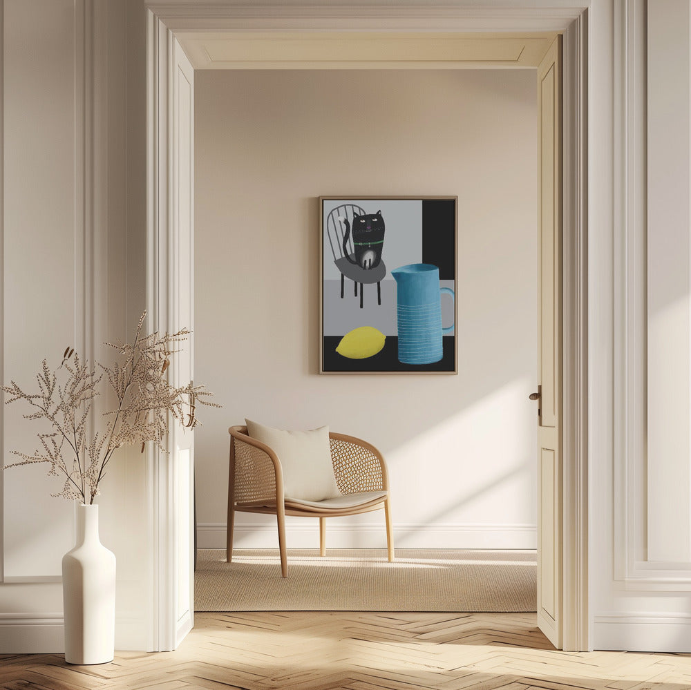 Süße schwarze Katze sitzt auf einem Stuhl mit blauer Vase und Zitrone | Poster