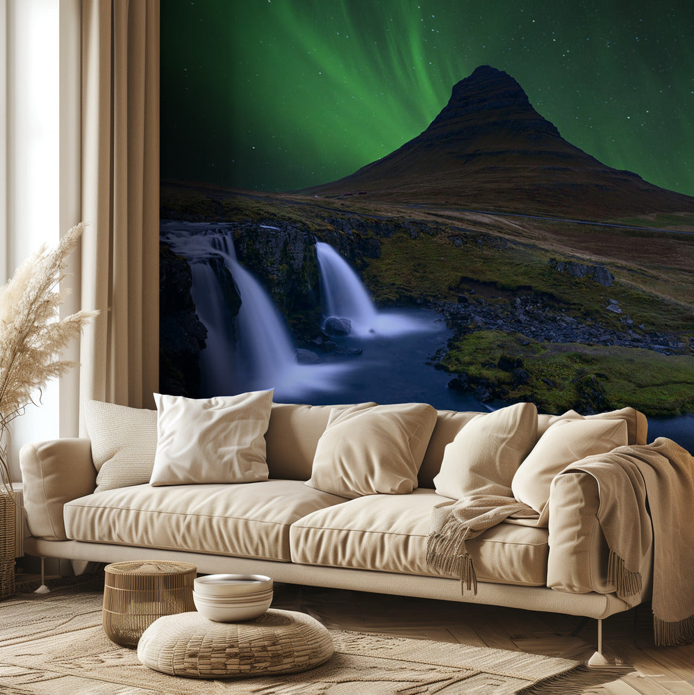 Kirkjufell... Under a boreal green sky | Wallpaper