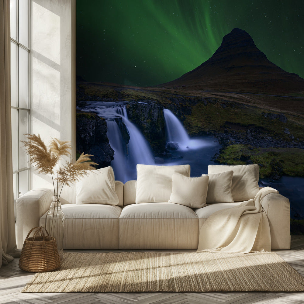 Kirkjufell... Under a boreal green sky | Wallpaper