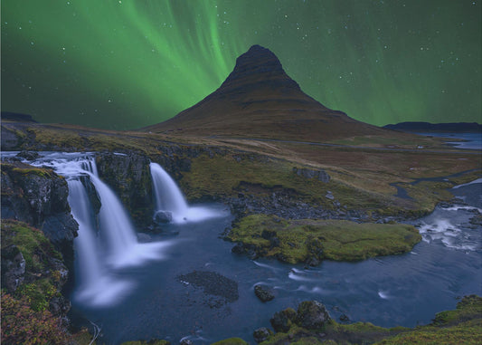 Kirkjufell... Boreaalisen vihreän taivaan alla | Valokuvatapetit
