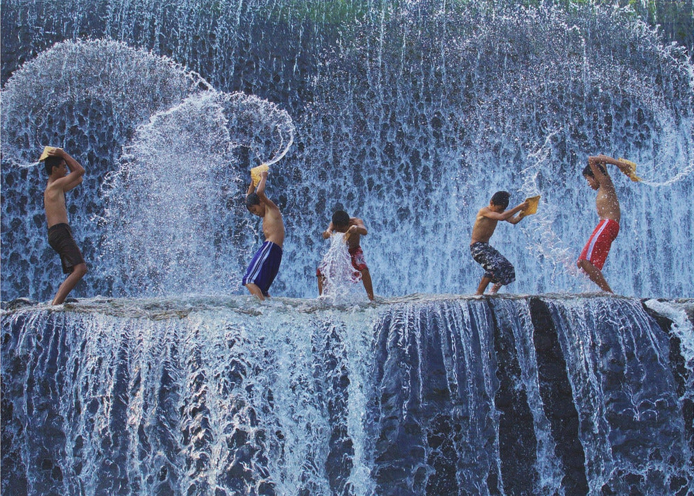Leikkimistä roiskeella | Julisteet - Taidevedokset