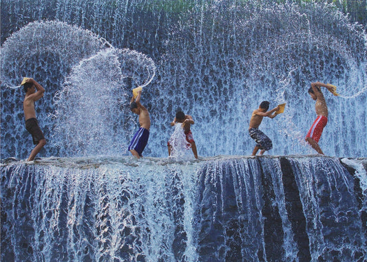 Leikkimistä roiskeella | Julisteet - Taidevedokset