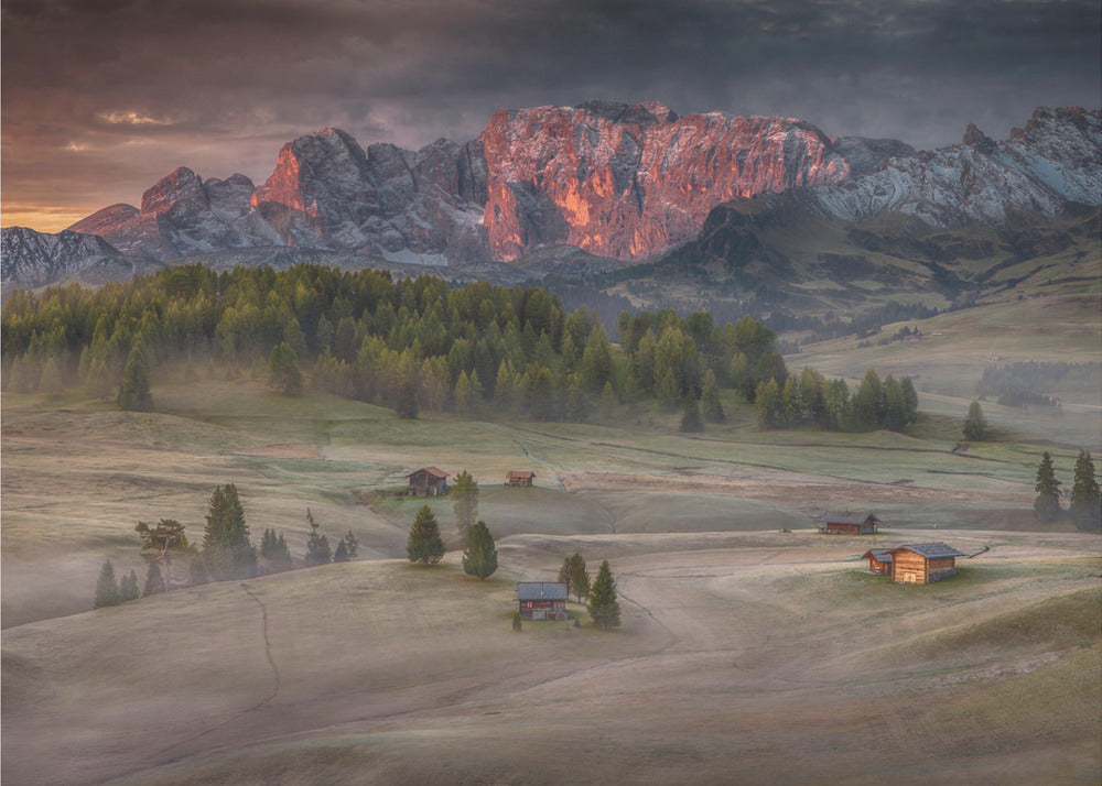 Palavat vuoret jäätyneen laakson yllä | Valokuvatapetit