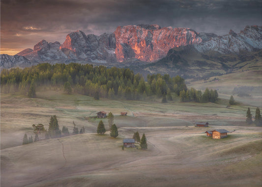 Palavat vuoret jäätyneen laakson yllä | Valokuvatapetit