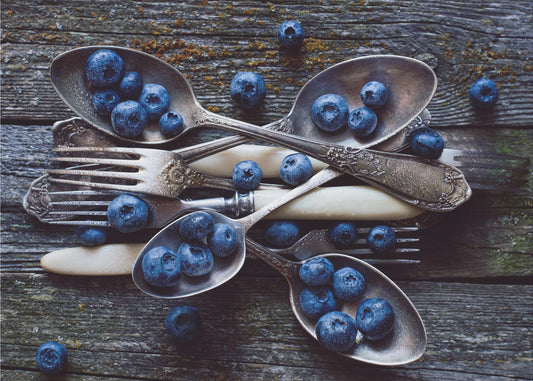 Tuoreita mustikoita kuluneilla puulankuilla | Julisteet - Taidevedokset