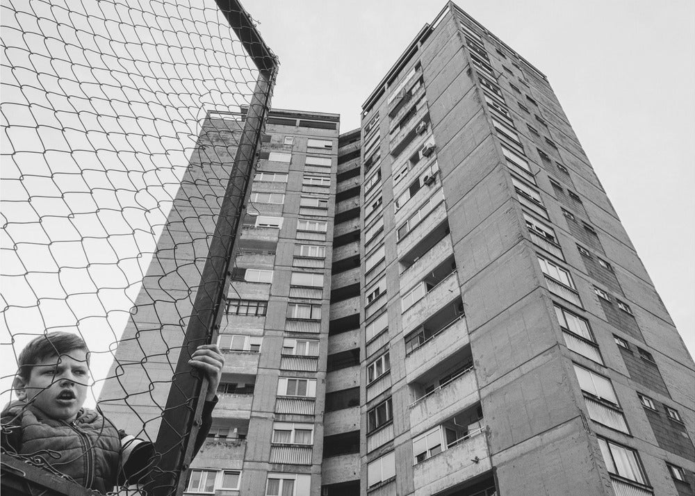 Il ragazzo dietro la recinzione | Stampe su Tela