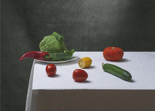 Stilleben mit Wirsing, Tomaten, Gurken, Paprika, Zitrone und Kürbis | Poster - Kunstdruck