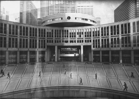 ihmisiä tulee ja menee. Canvastaulut