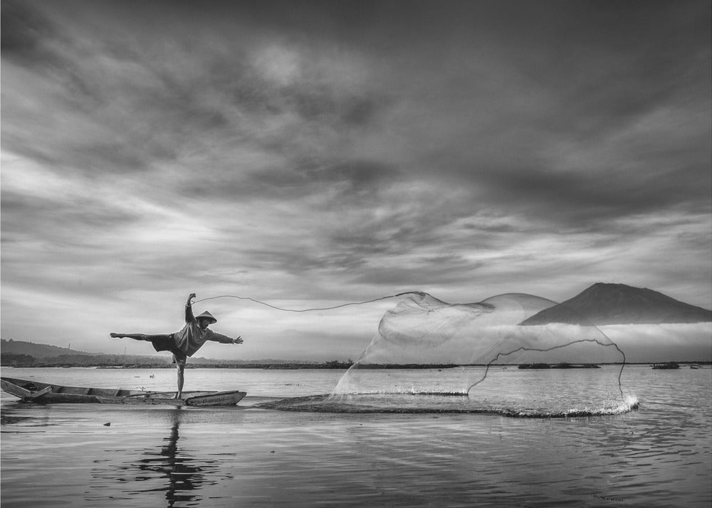 mies verkkojen takana | Julisteet - Taidevedokset