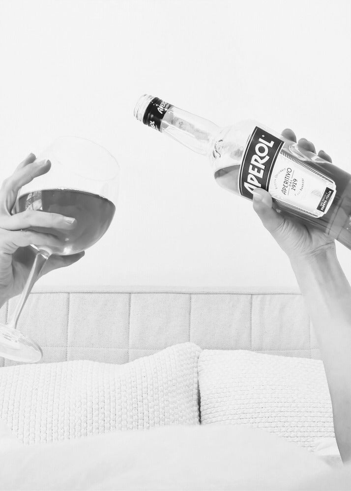Aperol sängyssä lähellä | Julisteet - Taidevedokset