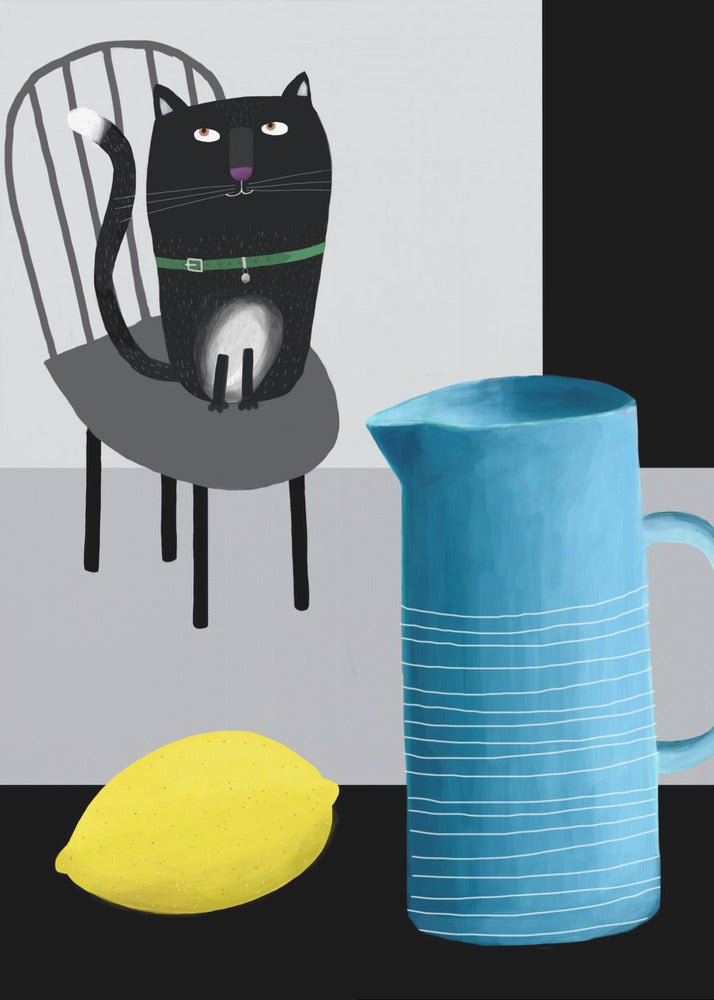 Süße schwarze Katze sitzt auf einem Stuhl mit blauer Vase und Zitrone | Poster
