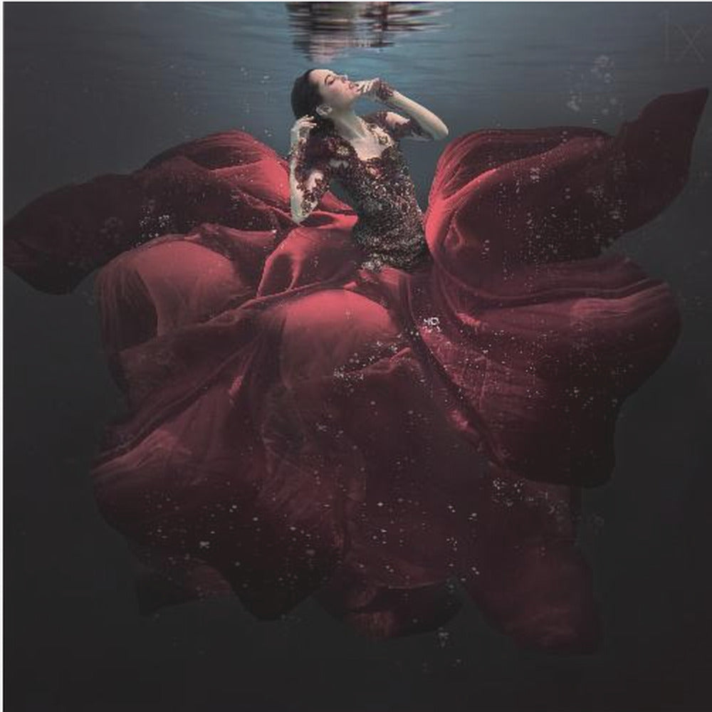 Punapukuinen nainen | Canvastaulut