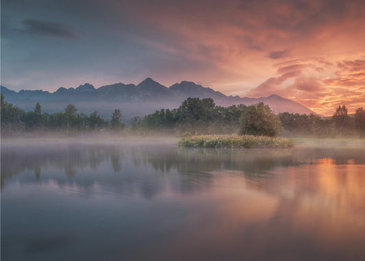 Daybreak by the lake | Wallpaper