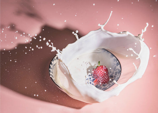 Erdbeeren fallen in die Milchfalle | Leinwand-Bilder