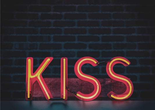 Kiss in Neon | Wallpaper