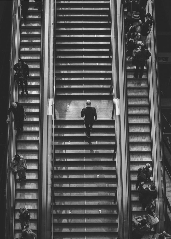 Rolltreppe vs. Treppe | Leinwand-Bilder